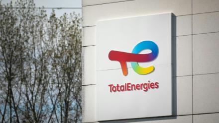 TotalEnergies et Daniel Kretinsky vont s'allier dans la production d'électricité via une coentreprise et une opération d'échange d'actions par laquelle le milliardaire tchèque va prendre une participation significative au capital du géant français des hydrocarbures