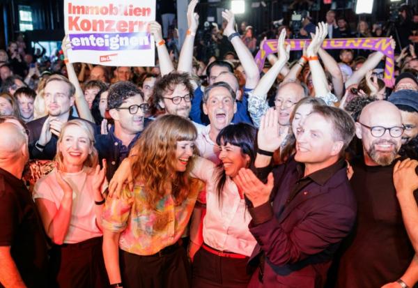 Elif Eralp, candidate de Die Linke à Berlin, savoure avec ses partisans l'annonce que le parti de gauche radicale est en tête des suffrages, selon les premières estimations, au scrutin dans la capitale allemande, le 20 septembre 2026  