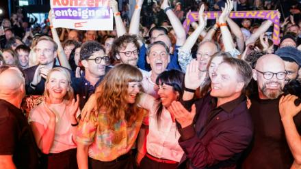 Elif Eralp, candidate de Die Linke à Berlin, savoure avec ses partisans l'annonce que le parti de gauche radicale est en tête des suffrages, selon les premières estimations, au scrutin dans la capitale allemande, le 20 septembre 2026  