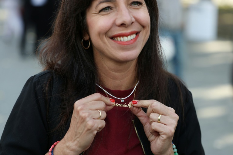 Elif Eralp, la candidate de Die Linke à Berlin, montre son pendentif sur lequel est inscrit 