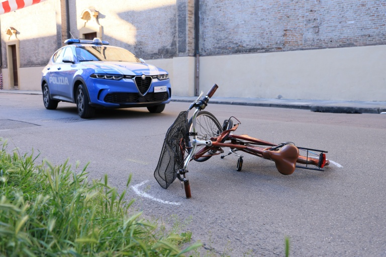 Des policiers sur les lieux où un conducteur a renversé et blessé huit personnes, le 16 mai 2026 à Modène, dans le nord de l'Italie 