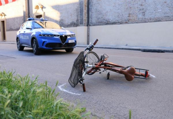 Des policiers sur les lieux où un conducteur a renversé et blessé huit personnes, le 16 mai 2026 à Modène, dans le nord de l'Italie 