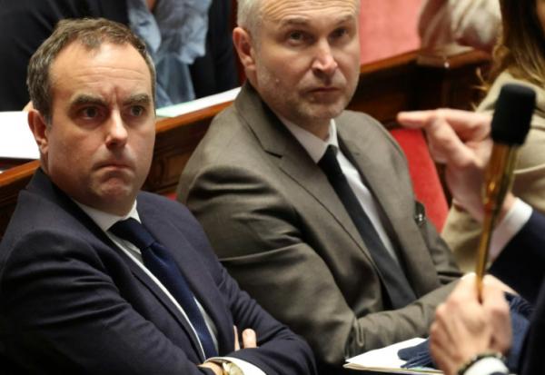 Le Premier ministre Sébastien Lecornu (g) et le ministre des Relations avec le Parlement, Laurent Panifous, lors d'une séance de questions au gouvernement à l'Assemblée nationale, le 3 février 2026 à Paris