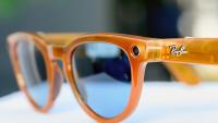 Une paire de lunettes intelligentes Ray-Ban Meta de deuxième génération exposée au siège de Meta à Menlo Park, en Californie, le 27 septembre 2023