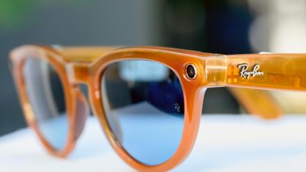 Une paire de lunettes intelligentes Ray-Ban Meta de deuxième génération exposée au siège de Meta à Menlo Park, en Californie, le 27 septembre 2023