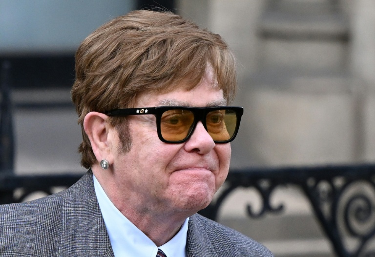 L'artiste Elton John quitte le tribunal à Londres, le 27 mars  2023