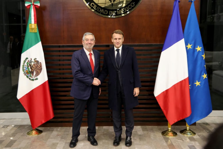 Le président français Emmanuel Macron, à droite, et à sa gauche le ministre des Affaires étrangères du Mexique, Juan Ramon de la Fuente, à Mexico, le 7 novembre 2025, au Mexique