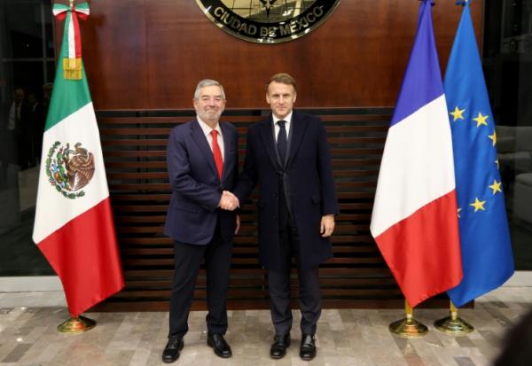Le président français Emmanuel Macron, à droite, et à sa gauche le ministre des Affaires étrangères du Mexique, Juan Ramon de la Fuente, à Mexico, le 7 novembre 2025, au Mexique
