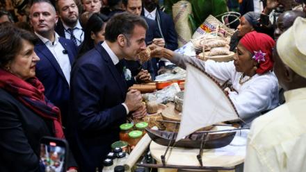 Le président Emmanuel Macron et la ministre l'Agriculture Annie Genevard (g) visitent le stand de Mayotte au Salon de l'agriculture, le 21 février 2026