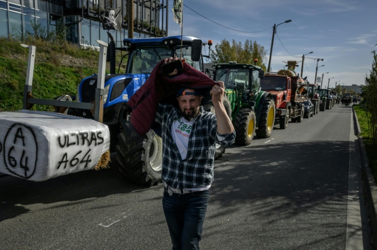 Jérôme Bayle, agriculteur et figure de proue du mouvement de protestation des agriculteurs, lors d'un rassemblement à Montauban, près de Toulouse, le 12 novembre 2025, alors que des agriculteurs de la FNSEA et de la Confédération paysanne manifestent contre la visite du président Emmanuel Macron et ses propos sur l'accord commercial du Mercosur