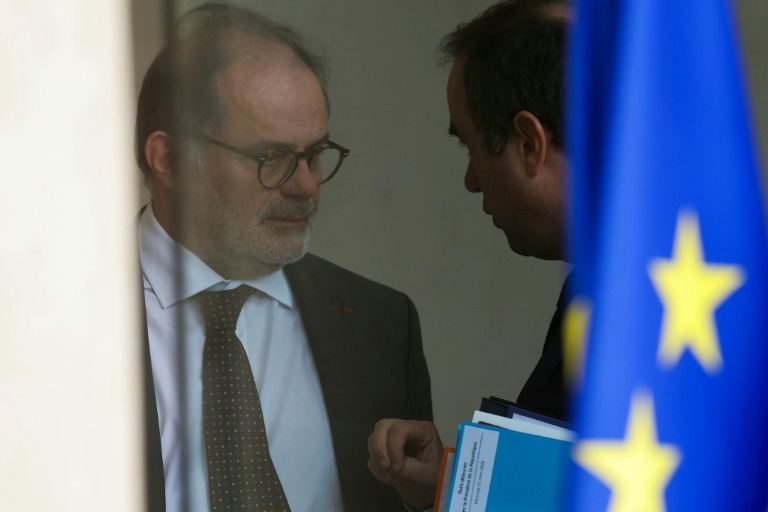 Le secrétaire général de l'Elysée, Emmanuel Moulin (G), et le Premier ministre Sébastien Lecornu, le 11 mars 2026 à Paris