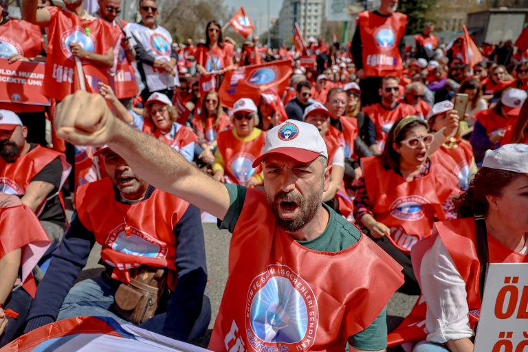 Des enseignants et des membres de syndicats de l'éducation manifestent et appellent à la démission du ministre de l'Education après des fusillades dans des écoles, le 16 avril 2026 à Ankara, en Turquie