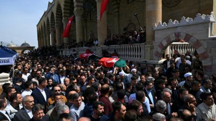 Les funérailles des personnes tuées la veille dans une école, le 16 avril 2026 à Kahramanmaras, dans le sud de la Turquie