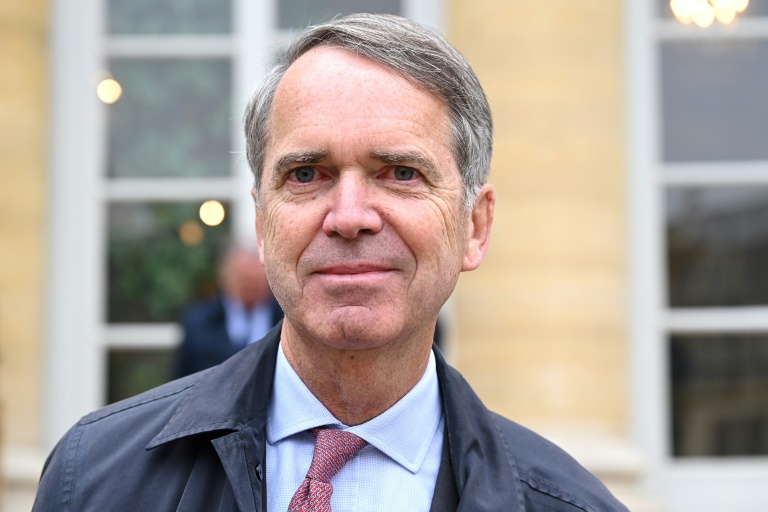 Le négociateur du Medef, Hubert Mongon, quitte une réunion au ministère du Travail, à Paris, le 21 novembre 2022