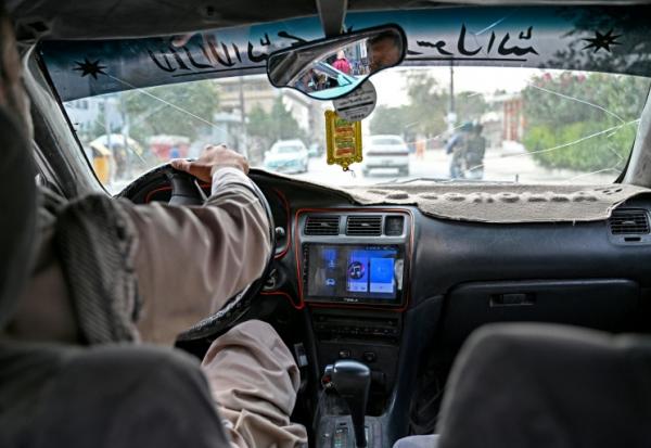 Un autoradio dans un taxi à Kaboul, le 14 septembre 2026 en Afghanistan

