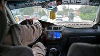 Un autoradio dans un taxi à Kaboul, le 14 septembre 2026 en Afghanistan
