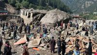 Des habitants au milieu des décombres de boutiques détruites par des crues soudaines à Parun, dans la province du Nouristan, le 21 juillet 2026 en Afghanistan