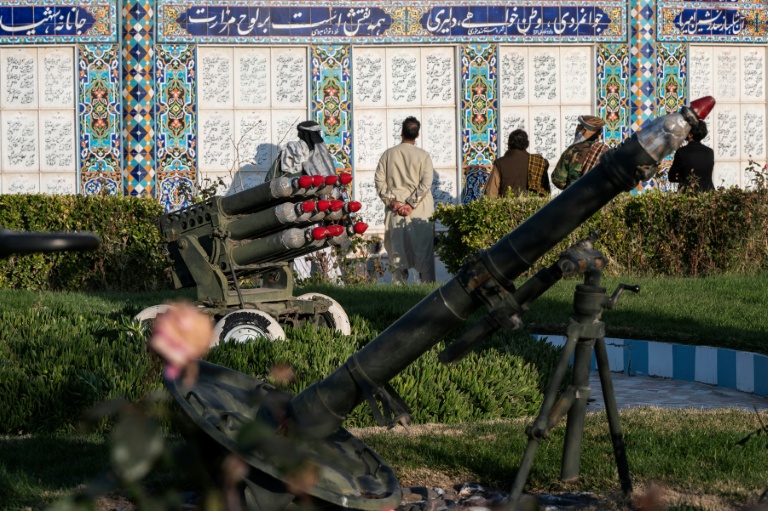 Des visiteurs lisent les noms de moudjahidine tombés au combat contre les Soviétiques, inscrits sur les parois du musée de la résistance à Hérat, en Afghanistan, le 6 janvier 2026