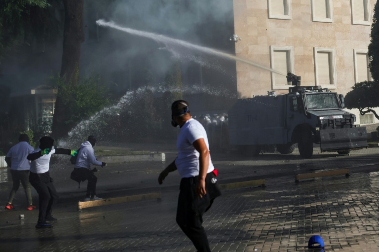 Heurts entre policiers et manifestants qui dénoncent mauvaises conditions d'études, la corruption et exigeant la démission du Premier ministre albanais Edi Rama, le 24 octobre 2026 à Tirana