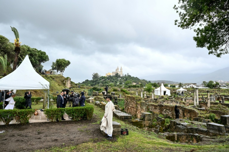 Le pape Léon XIV (à gauche) prie lors d’une visite sur le site archéologique d’Hippone, à Annaba, le 14 avril 2026
