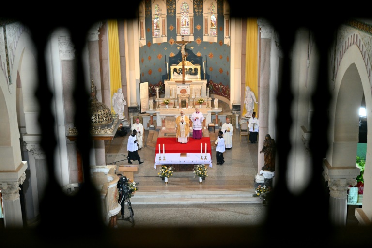 Le pape Léon XIV célèbre une messe à la basilique Saint-Augustin d'Annaba, au deuxième jour d'un voyage de 11 jours en Afrique, le 14 avril 2026