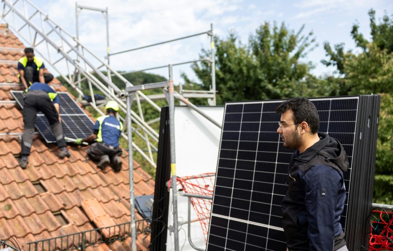 L'Afghan Rostam Nazari, co-fondateur de l'entreprise d'installation de panneaux solaires SolarBau24, à Lohra, près de Marbourg dans le centre de l'Allemagne, le 6 août 2025