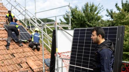 L'Afghan Rostam Nazari, co-fondateur de l'entreprise d'installation de panneaux solaires SolarBau24, à Lohra, près de Marbourg dans le centre de l'Allemagne, le 6 août 2025