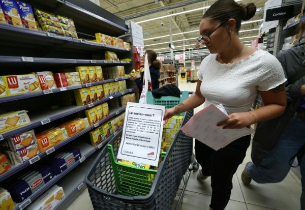 Des membres des syndicats agricoles FDSEA 72 et Jeunes Agriculteurs (JA), retirent des rayons des produits contenant de l'acétamipride, un pesticide néonicotinoïde, lors d'une opération de protestation dans un supermarché de Mundolsheim, le 20 août 2025 dans le Bas-Rhin


