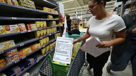 Des membres des syndicats agricoles FDSEA 72 et Jeunes Agriculteurs (JA), retirent des rayons des produits contenant de l'acétamipride, un pesticide néonicotinoïde, lors d'une opération de protestation dans un supermarché de Mundolsheim, le 20 août 2025 dans le Bas-Rhin


