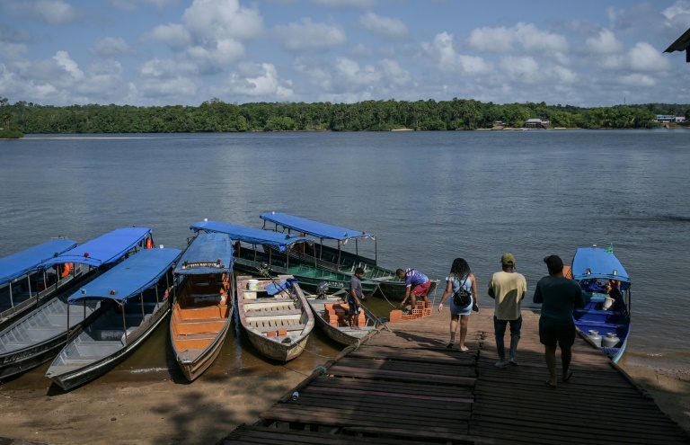Des bateaux sont amarrés sur les rives du fleuve Oiapoque, à Oiapoque, dans l'État d'Amapá, au Brésil, à la frontière avec la Guyane française, le 4 septembre 2026