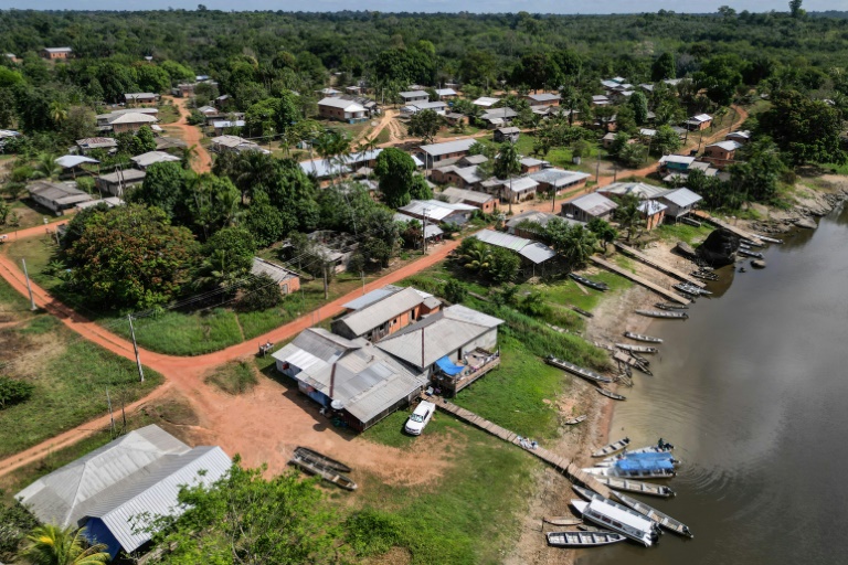 Vue aérienne du village autochtone de Manga, où vit le peuple Karipuna, au bord de la rivière Curipi à Oiapoque, au Brésil, le 5 septembre 2026
