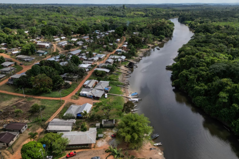 Vue aérienne montre le village autochtone de Manga, où vit le peuple Karipuna, au bord de la rivière Curipi à Oiapoque, au Brésil, le 5 septembre 2026