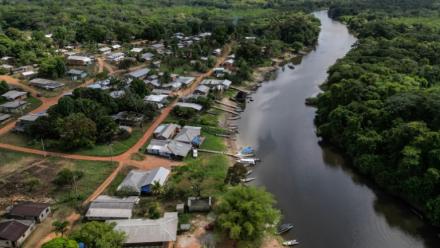 Vue aérienne montre le village autochtone de Manga, où vit le peuple Karipuna, au bord de la rivière Curipi à Oiapoque, au Brésil, le 5 septembre 2026