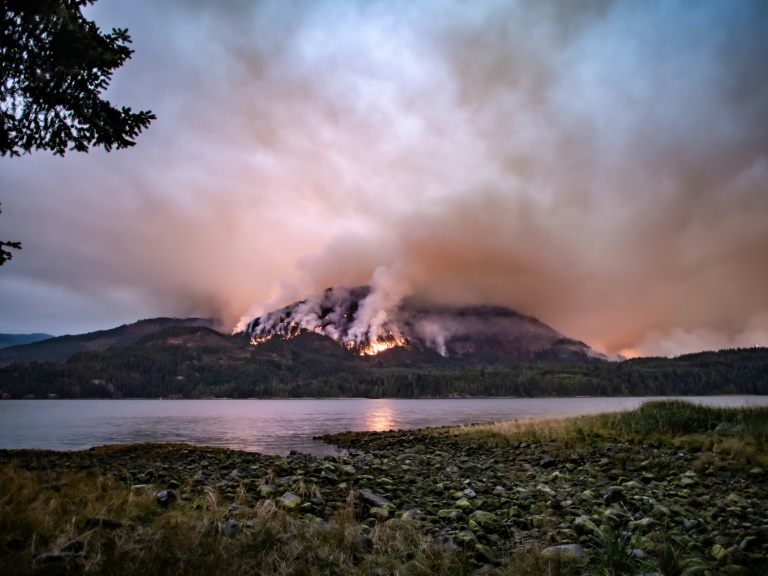Un feu de forêt à Port Alberni, sur l'île de Vancouver, en Colombie-Britannique, au Canada, le 12 août 2025