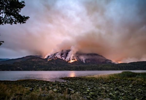 Un feu de forêt à Port Alberni, sur l'île de Vancouver, en Colombie-Britannique, au Canada, le 12 août 2025