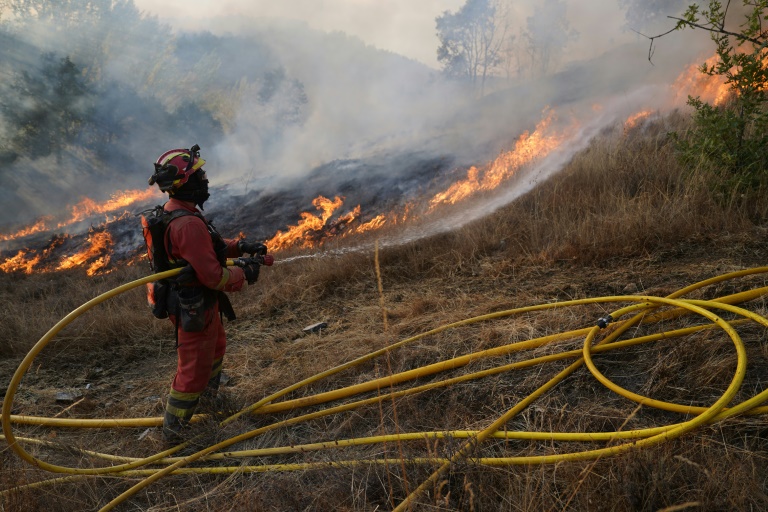 Un membre de l'Unité militaire d'urgence (UME) déployée contre un feu de forêt, à Garaño, dans le nord-ouest de l'Espagne, le 25 août 2025