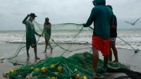 Des pêcheurs manipulent des filets à Santa Elena, en Equateur, le 18 septembre 2026 