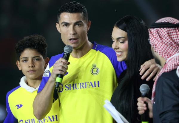 Cristiano Ronaldo avec sa fiancée Georgina Rodriguez et son fils aîné Cristiano Ronaldo Jr dans le Mrsool Park Stadium de Ryad le 3 janvier 2023 lors de sa présentation en tant que joueur d'Al-Nassr en Arabie saoudite