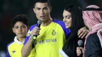 Cristiano Ronaldo avec sa fiancée Georgina Rodriguez et son fils aîné Cristiano Ronaldo Jr dans le Mrsool Park Stadium de Ryad le 3 janvier 2023 lors de sa présentation en tant que joueur d'Al-Nassr en Arabie saoudite