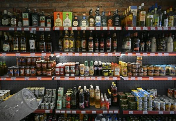 Des produits alimentaires sont à la vente dans une épicerie privée de La Havane, le 24 juin 2026