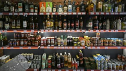 Des produits alimentaires sont à la vente dans une épicerie privée de La Havane, le 24 juin 2026