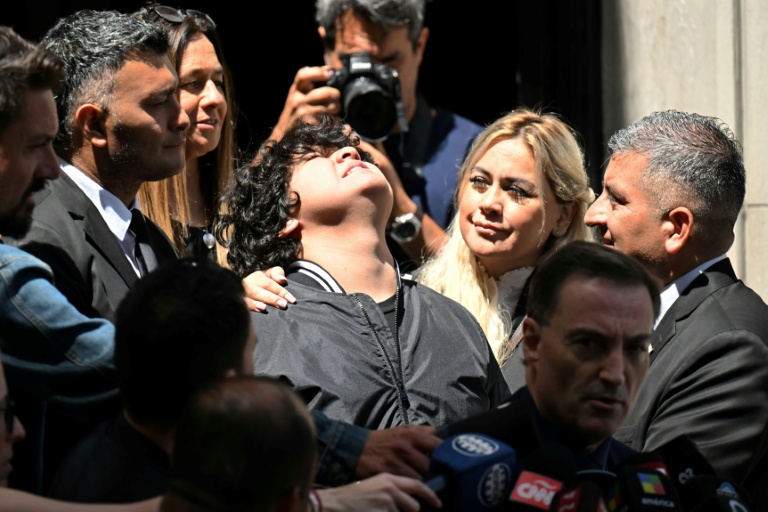Diego Maradona Ojeda, le fils de la légende du foot argentin à côté de sa mère et de son avocat, le 18 novembre 2025 après la sanction prononcée par la justice contre la juge qui avait fait dérailler le procès des médecins de son père