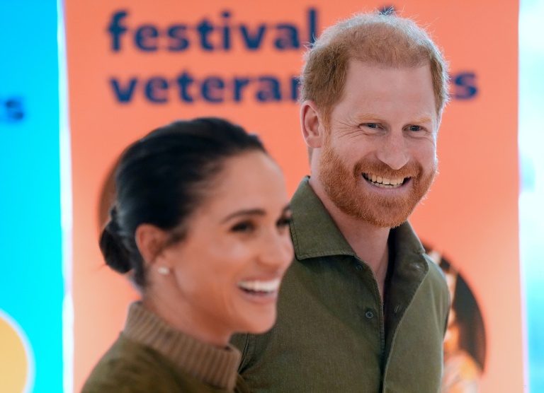 Le prince Harry (d), duc de Sussex, et son épouse Meghan, duchesse de Sussex, arrivent au Musée national australien des arts des anciens combattants (ANVAM) à Melbourne, le 14 avril 2026 en Australie