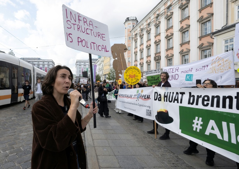 Christina Gruber lors d'une manifestation  contre la construction d'un nouveau centre de données de Google dans la commune de Kronstorf, le 11 septembre 2026 à Linz, en Autriche