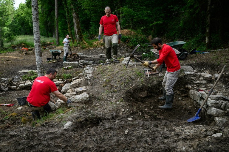 Des archéologues travaillent sur le site de fouilles du sanctuaire dédié à la déesse Sequana, à la source de la Seine à Source-Seine, en Côte-d'Or le 8 juin 2026