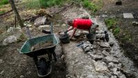Un archéologue travaille sur le site de fouilles du sanctuaire dédié à la déesse Sequana, à la source de la Seine à Source-Seine, en Côte-d'Or le 8 juin 2026
