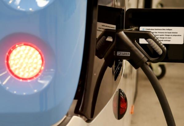 Un bus électrique Bluebus et sa prise dans l'usine Bolloré où ils sont fabriqués, le 12 octobre 2017 à Ergué-Gabéric, dans le Finistère
 
