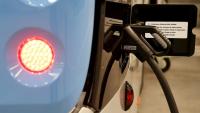 Un bus électrique Bluebus et sa prise dans l'usine Bolloré où ils sont fabriqués, le 12 octobre 2017 à Ergué-Gabéric, dans le Finistère
 
