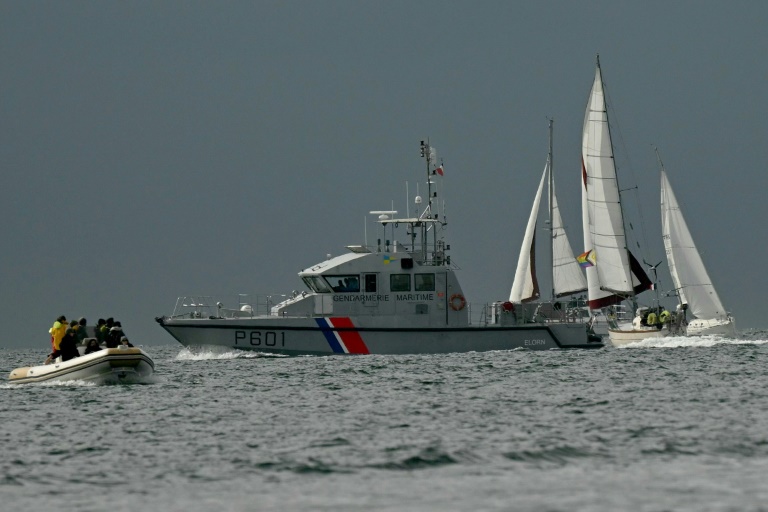 Une vedette de la gendarmerie patrouille durant une manifestation maritime contre le milliardaire Vincent Bolloré, au large de Concarneau (Finistère), le 24 mai 2025
