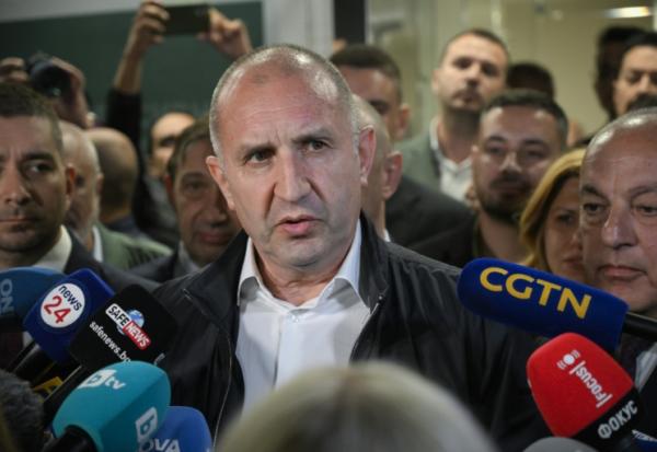 L'ancien président bulgare, Roumen Radev, répond à des journalistes, le 19 avril 2026 à Sofia
